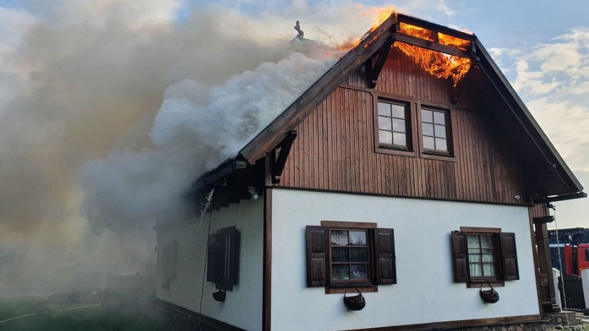 Wielki pożar domu w Lubiaszowie (gm. Wolbórz). Spłonęło poddasze i dach. Gaszenie trwało 4 godziny