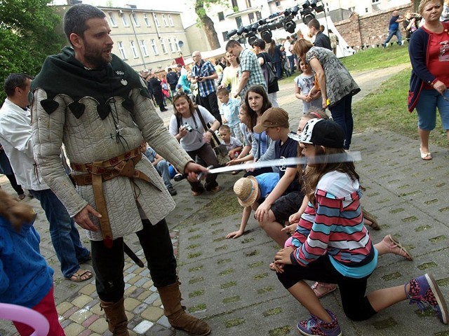 W Archiwum Państwowym na festynie średniowiecznym pojawili się m.in. rycerze z Koszalińskiej Kompanii Rycerskiej.