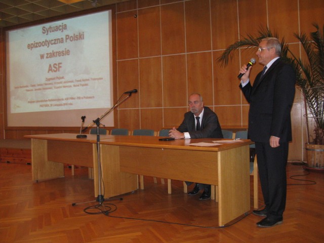 Podczas konferencji, która odbyła się 20 listopada, rozmawiano m.in. o sytuacji epizootycznej Polski. Na zdjęciu: Roman Ratyński (z prawej) i Przemysław Nawrocki