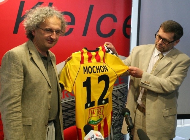 Prezes Targów Kielce Andrzej Mochoń (z lewej) otrzymał od prezesa Tomasza Chojnowskiego koszulkę z numerem 12 przed oficjalnym podpisaniem dwuletniej umowy sponsorskiej.