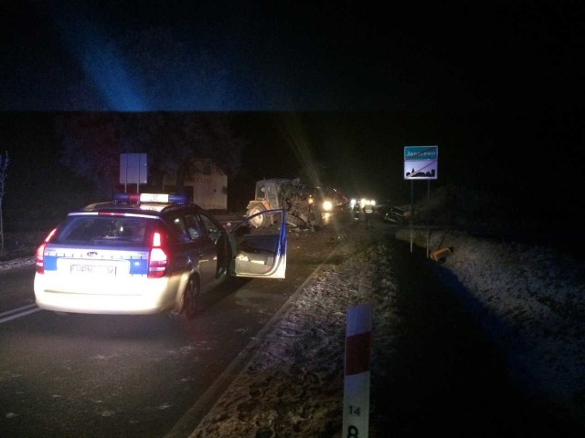 Piątnica - Jedwabne: Samochód osobowy uderzył w stojący na drodze ciągnik rolniczy. Dwie osoby zabrane do szpitala
