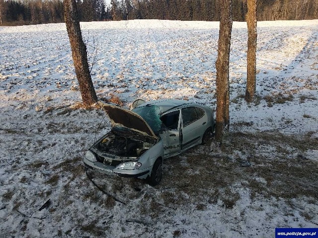 Do zdarzenia drogowego doszło w czwartek po godzinie 6.00 w miejscowości Kukowo w powiecie oleckim. Ze wstępnych informacji wynika, że kierująca samochodem osobowym marki Renault, na łuku drogi, straciła panowanie nad pojazdem, zjechała z jezdni i uderzyła w drzewo. 61-latka została przetransportowana do szpitala w Ełku. Wstępne badania wykazały, że była trzeźwa. Kobieta podróżowała sama.