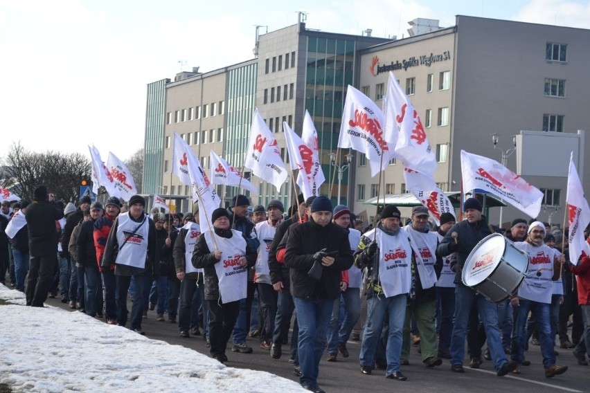 Strajk w JSW: górnicy Jas-Mos pod siedzibą spółki