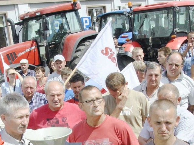 Protest rolników w Grudziądzu. Rolnicy z całego powiatu grudziądzkiego około godz. 12.00 ciągnikami i kombajnami przyjechali przed starostwo