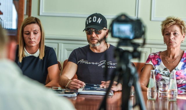 Krzysztof Rutkowski i mama Martynki (z lewej) podczas konferencji 30 sierpnia.