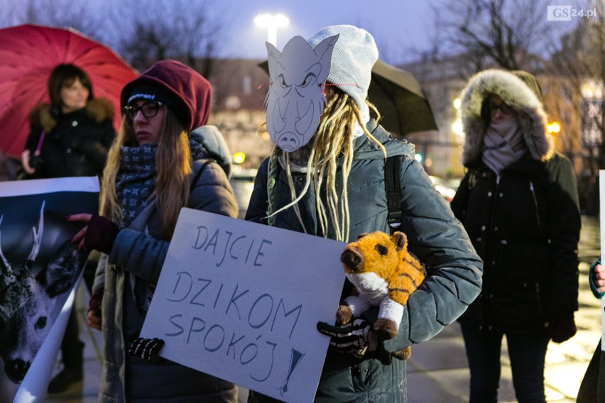 Szczecinianie protestują przeciw odstrzałowi dzików. "To barbarzyńskie rozporządzenie!" [ZDJĘCIA, WIDEO]