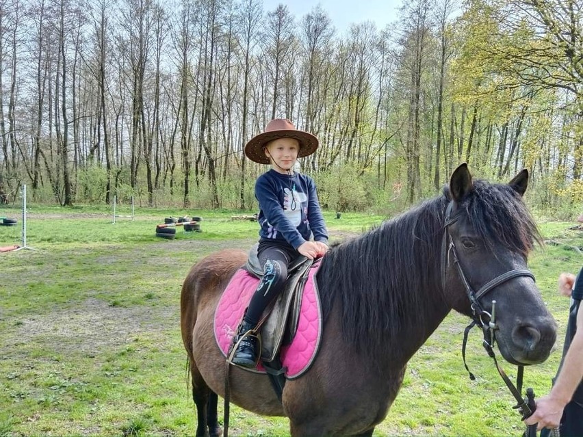 Zuzanna Piłat to fanka koni. Najpiękniejszy uśmiech dziecka w powiecie kazimierskim. Zobacz zdjęcia