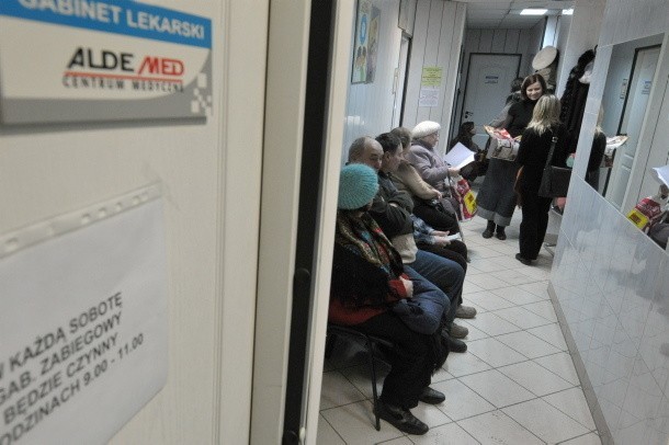 Kolejki w Aldemedzie to żadna nowość. Jeśli rodzinny przyjąć od ręki nie może, zrobi to lekarz dyżurny. 