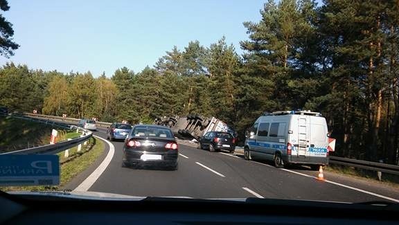 Na S3 przewrócił się tir. Kierowcy stoją w korku