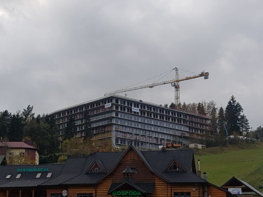 Krynica-Zdrój. Budują pierwszy pięciogwiazdkowy hotel w uzdrowisku, przy stoku narciarskim Henryk, u podnóża Góry Krzyżowej [ZDJĘCIA]