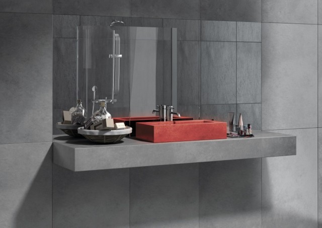 Beton architektoniczny w łazienceBeton architektoniczny nie musi być szary. Prezentowana w tej aranżacji umywalka, choć betonowa, to ma piękny czerwony kolor. Dzięki temu aranżacja łazienki zyskuje wyjątkowy charakter.