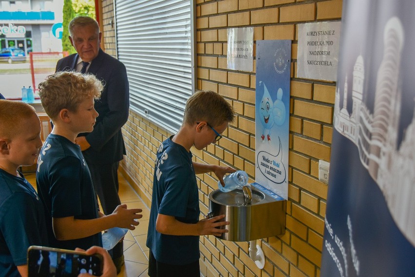 Białystok-Wasilków. W 15 szkołach będą poidełka dla uczniów. Atestowaną wodę dostarczają Wodociągi Białostockie