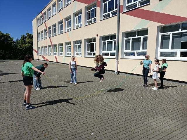Uczniowie z samorządu szkolnego zaproponowali podczas przerw między lekcjami serię gier i zabaw na świeżym powietrzu.