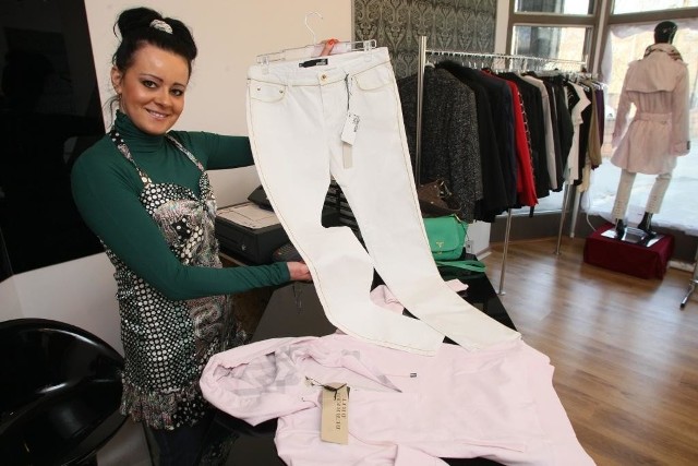 Gabriela Gurdziel z outletu Incognito, prezentuje białe jeansy od Moschino i sportową bluzę z kapturem słynnej firmy Burberry.