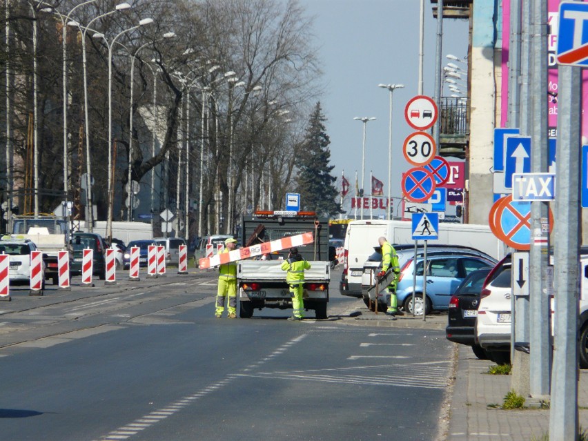 Pabianice. Połowa ul. Zamkowej miała być zamknięta. Robotnicy zapomnieli zablokować wjazd. Część kierowców jeździ po staremu ZDJĘCIA