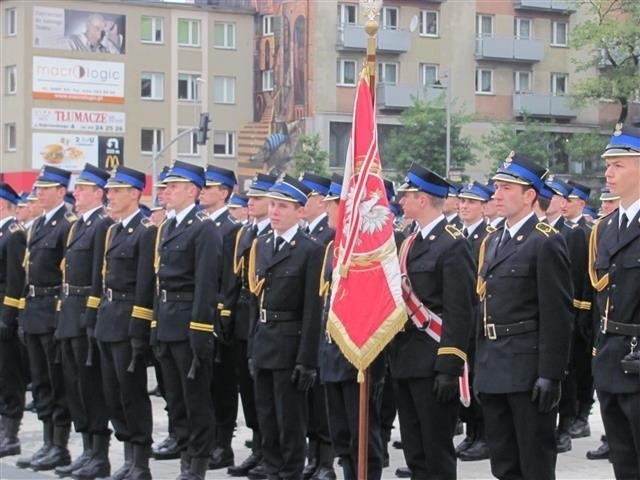 Defilada i ślubowanie strażaków w Częstochowie. Towarzyszyły...