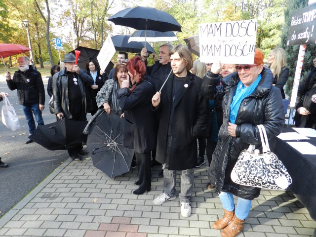 W Kędzierzynie-Koźlu panie zebrały się w poniedziałek pod Miejskim Ośrodkiem Kultury w centrum miasta.