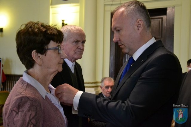 Prezydent Nowego Sącza Ludomir Handzel odznaczył jubilatów medalami za długoletnie pożycie małżeńskie, przyznanymi przez Prezydenta Rzeczypospolitej Polskiej Andrzeja Dudę