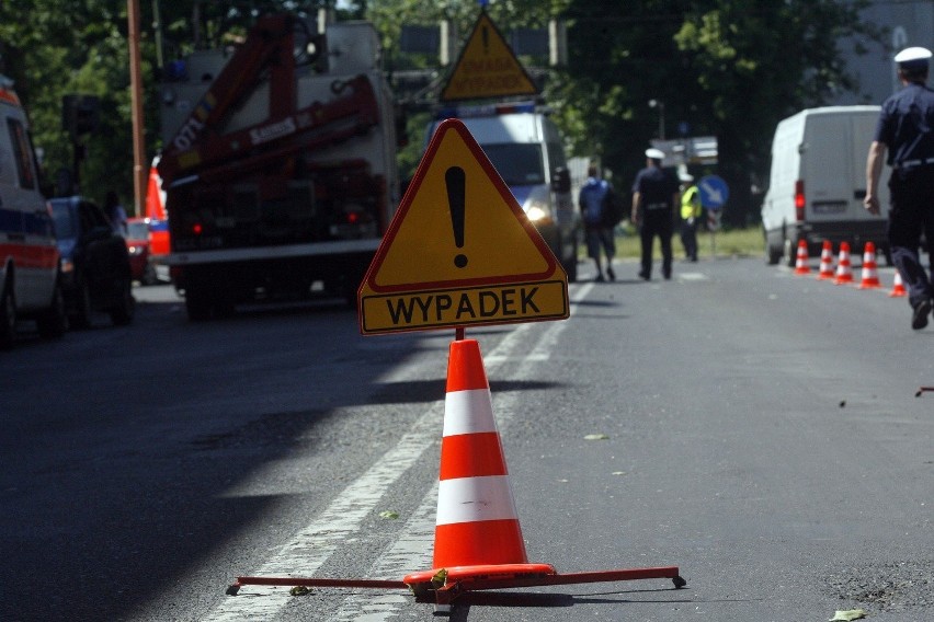 Śmiertelny wypadek na obwodnicy Suwałk. Dwóch mężczyzn zostało potrąconych przez samochód ciężarowy na DK 8 [ZDJĘCIA]