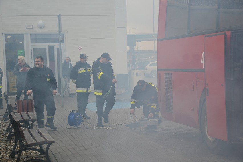 Przy autostradzie A1 w Żorach autobus stanął w ogniu. Strażacy wyciągali rannych ZDJĘCIA