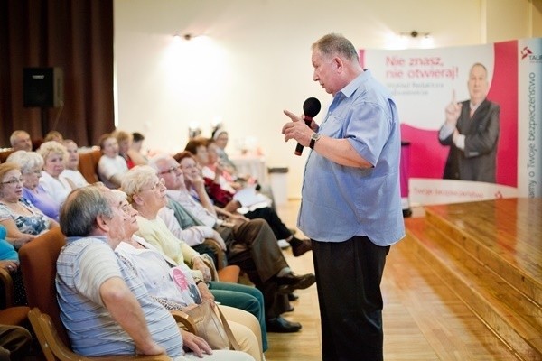 Redaktor Fajbusiewicz będzie ostrzegał seniorów 