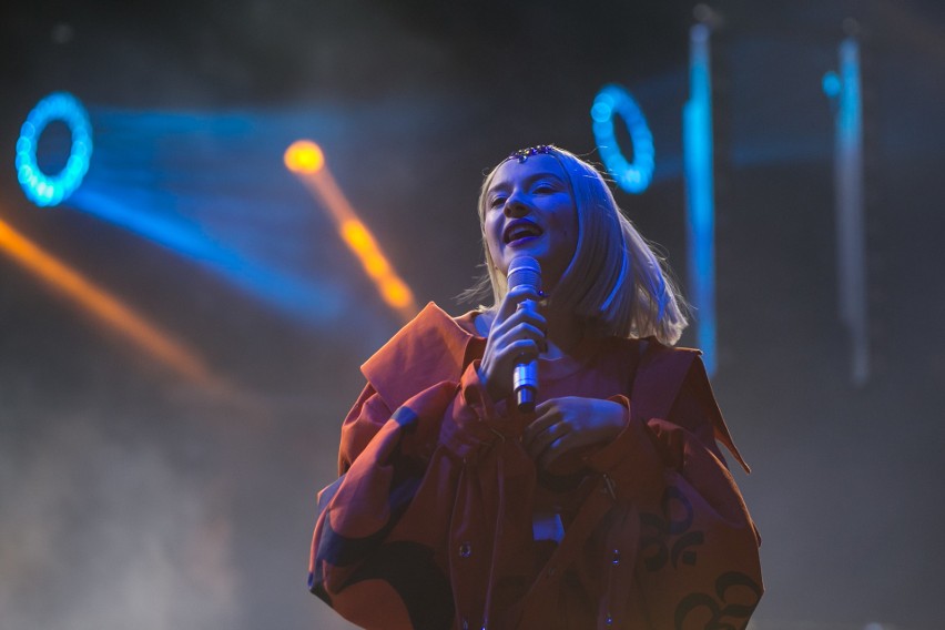 Sylwester 2017 Kraków. Gwiazdy roztańczyły Rynek Główny. Na scenie Kasia Moś, Natalia Nykiel i Bovska [ZDJĘCIA]