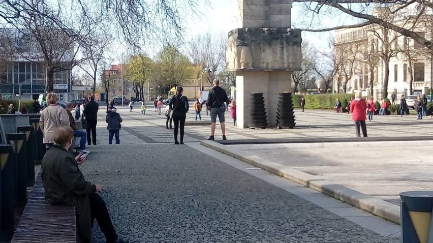 Ludzie ustawili się w długich kolejach. Każdy chciał odebrać...