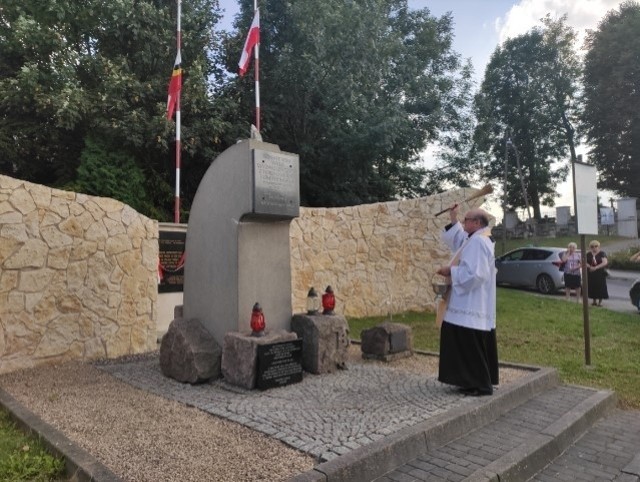 Rozbudowany i poświęcony pomnik upamiętniający mieszkańców Skały
