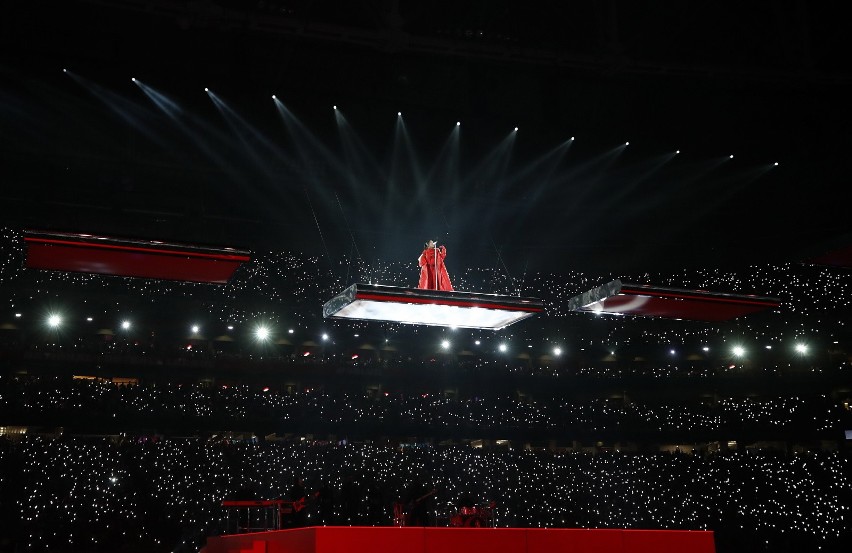 „Latająca” Rihanna na unoszącej się i opadającej platformie...