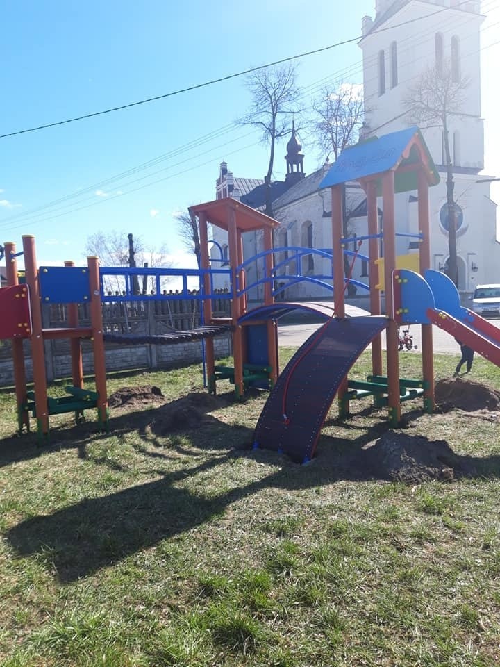 Plac zabaw w Sieluniu. Dzięki inicjatywie Kółka Rolniczego NadNarwianki dzieci mają plac zabaw