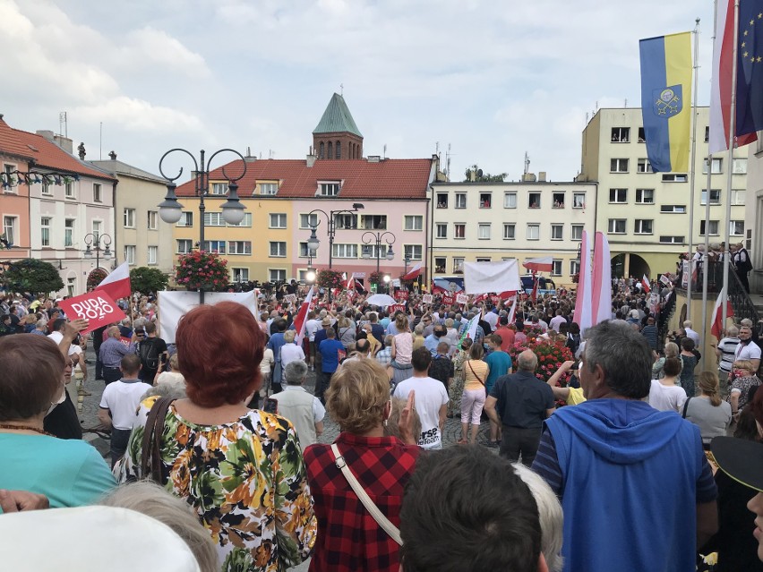 3000 osób na wiecu Andrzeja Dudy. Policja nie reaguje. A prezydent jest dumny