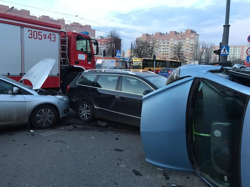 Groźny wypadek u zbiegu ul. Tatrzańskiej i ul. Przybyszewskiego. Kierowca hondy zignorował czerwone światło ZDJĘCIA