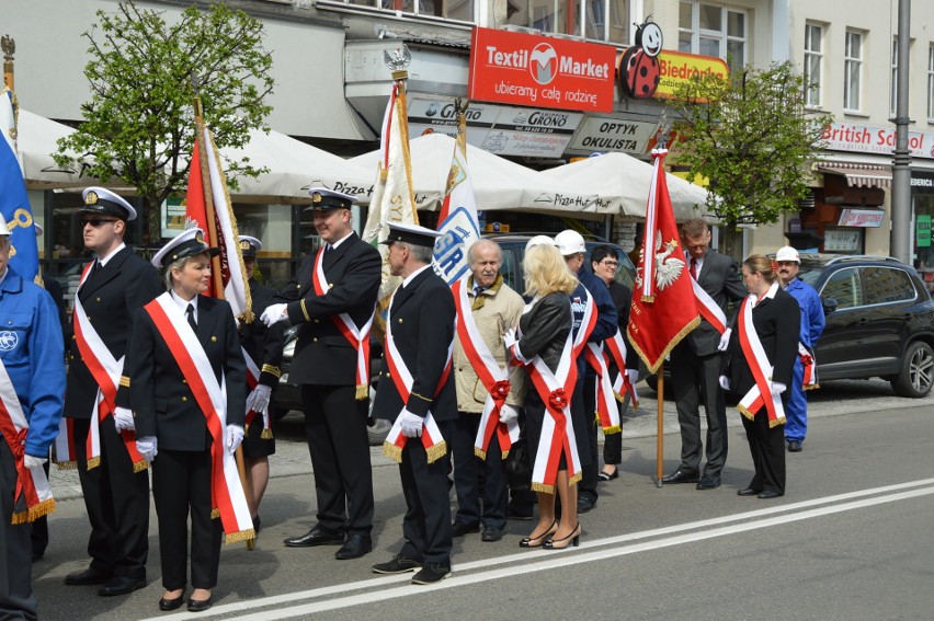 Obchody Święta 3 Maja w Gdyni. Flaga na maszcie i salut świąteczny ORP Błyskawica [zdjęcia]