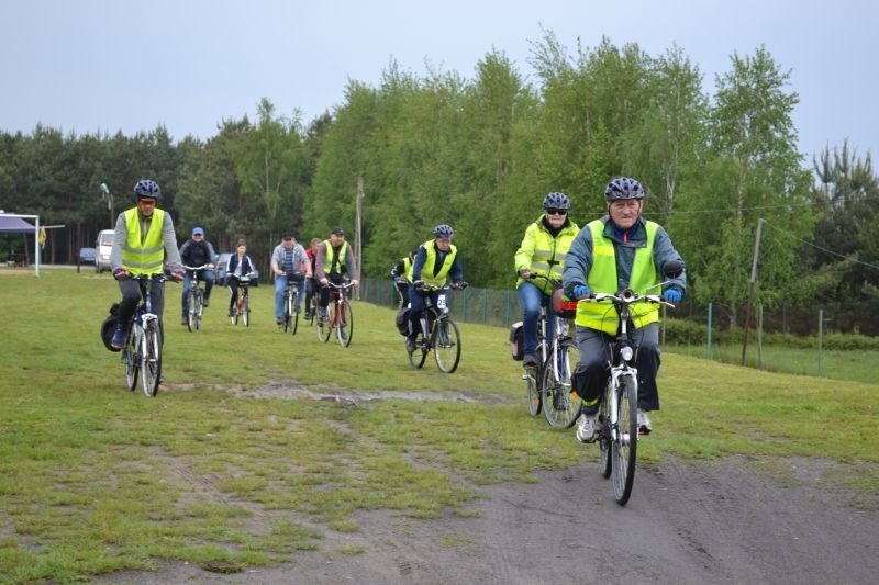 Ponad 50-osobowa grupa cyklistów ruszyła w trasę po gminie Topólka w poszukiwaniu kwiatu konwalii