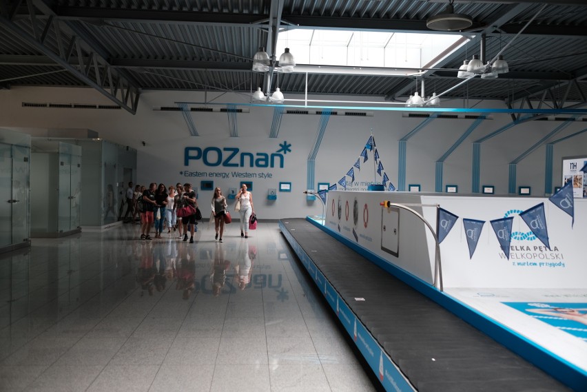 Barka "wpłynęła" na poznańskie lotnisko