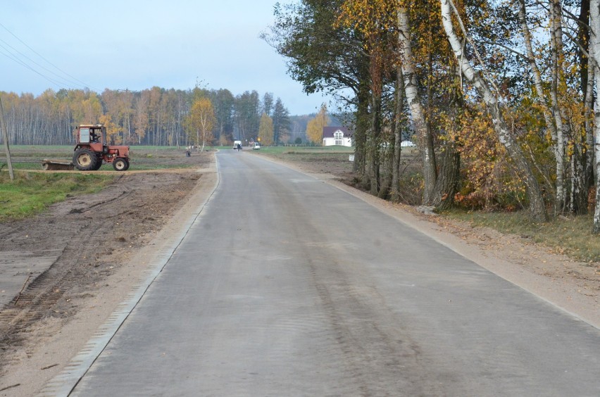 Inwestycje w gminie Kadzidło. Droga asfaltowa w Czarni oddana do użytku. 2.11.2022. Zdjęcia
