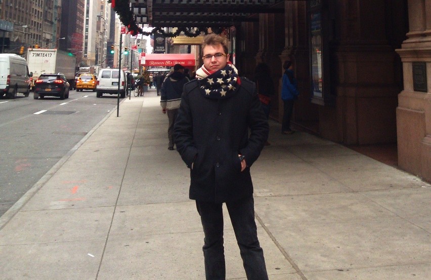 Bartek Kołsut przed salą Carnegie Hall w Nowym Jorku.