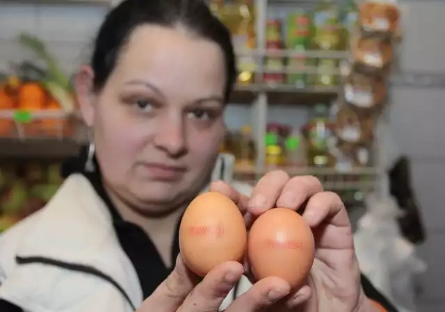 Pani Karolina ze sklepu przy ulicy Żeromskiego w Radomiu prezentuje prawidłowo oznakowane jaja.