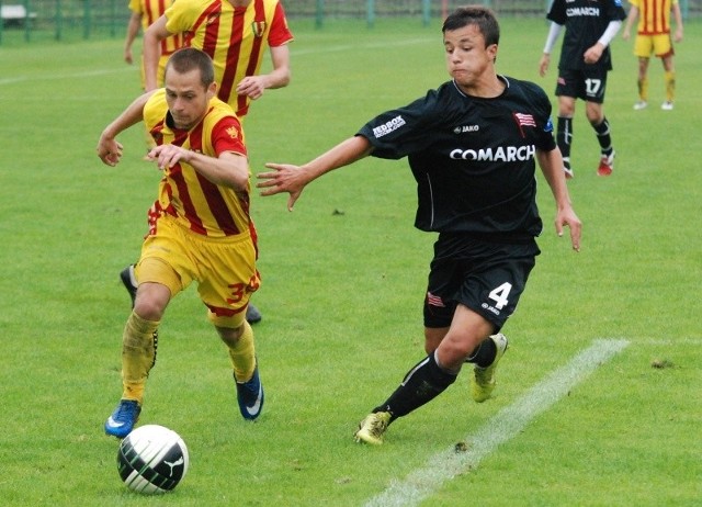 Andrzej Paprocki (z lewej) w meczu z Cracovią Kraków zdobył wyrównującego gola dla Korony Kielce.