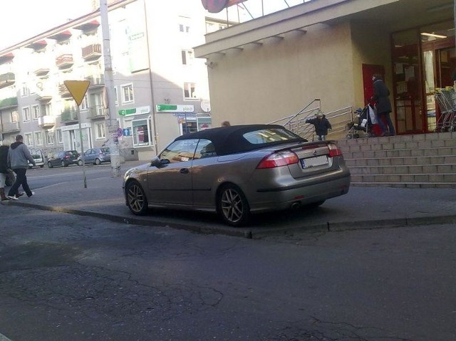 Autodrań zaparkował tuż przed sklepem w Gorzowie.