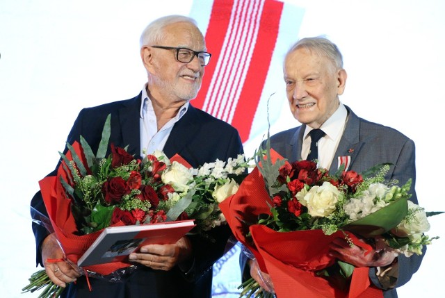 Od lewej: Jan Pietrzak i prof. Stanisław Gebhardt po wręczeniu Krzyży Honorowych Solidarności Walczącej.