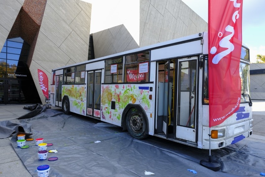 Pofarbowany autobus dla stowarzyszenia "Wędka"
