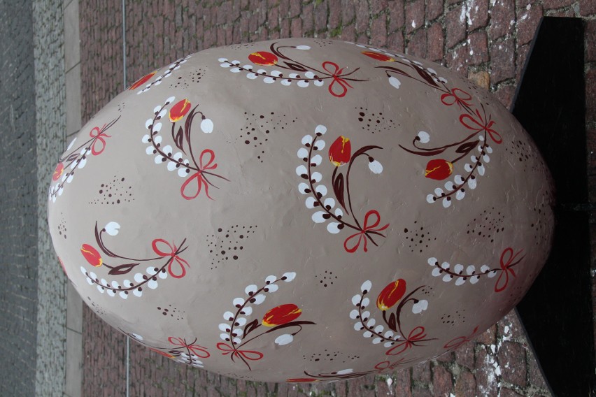 Czeladź: wielkie malowane jaja, zając i kury na rynku ZDJĘCIA