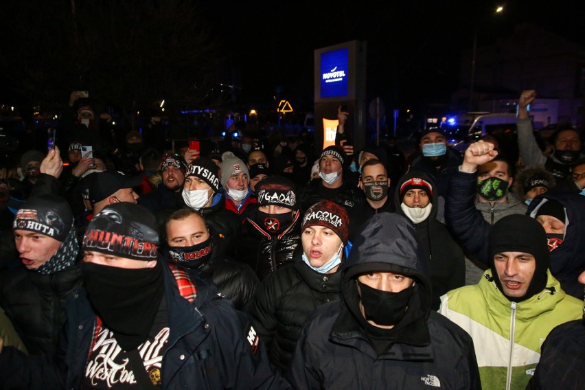 Kibice Cracovii wsparli piłkarzy "Pasów" przed derbami z...