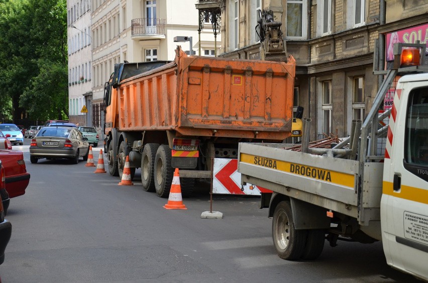 Wrocław: Awaria kanalizacji na Nadodrzu. Zajęty pas Niemcewicza (ZDJĘCIA)