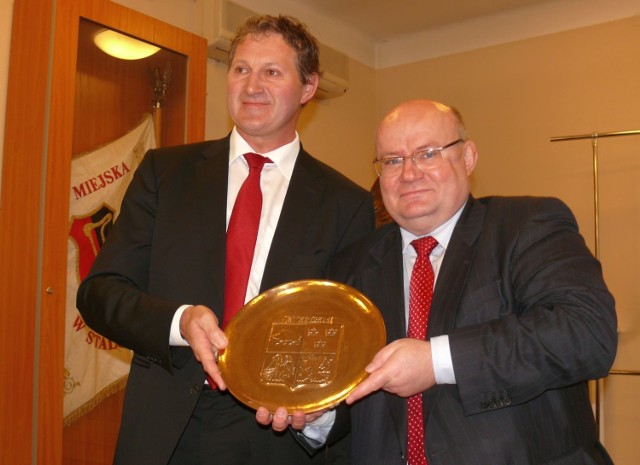 Prezydent Andrzej Szlęzak otrzymał od burmistrza Erika De Wispelaere pamiątkową brązową paterę.