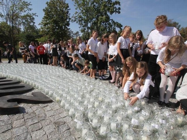 2600 uczniów kieleckich szkół postawiło przed monumentem Homo Homini 2600 zniczy symbolizujących ofiary zamachu terrorystycznego na World Trade Center.