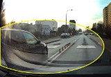 Bydgoszcz, Bałtycka. Pirat drogowy wyprzedza przy szkole na zakazie, przez wysepkę, łamie ograniczenie prędkości! [wideo]