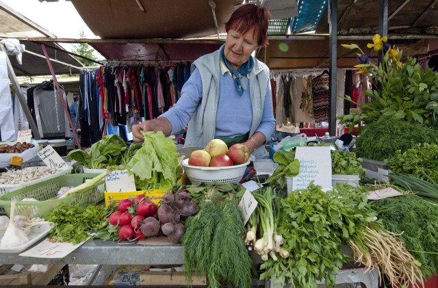 Targowisko w Koszalinie. Najzdrowsze warzywaRuch na rynku panował spory, bo mnóstwo koszalinian przyszło po młode warzywa i owoce.