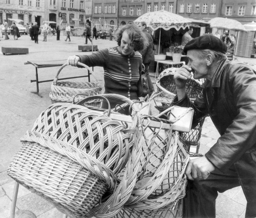 Lipiec 1981 rok, plac Solny punkt sprzedaży wyrobów z...